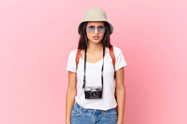 Vacker Hispanic Turist Känsla Förbryllad Och Förvirrad Med Fotokamera Och — Stockfoto