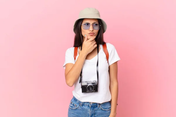 Vacker Latinamerikansk Turist Tänker Känner Sig Tveksam Och Förvirrad Med — Stockfoto