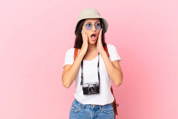 Pretty Hispanic Tourist Feeling Happy Excited Surprised Photo Camera Hat — Stockfoto