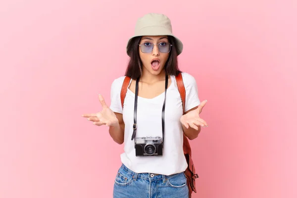 Pretty Hispanic Tourist Feeling Extremely Shocked Surprised Photo Camera Hat — Photo