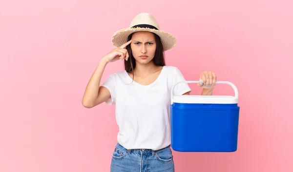 Hübsche Hispanische Frau Die Sich Verwirrt Und Verwirrt Fühlt Und — Stockfoto