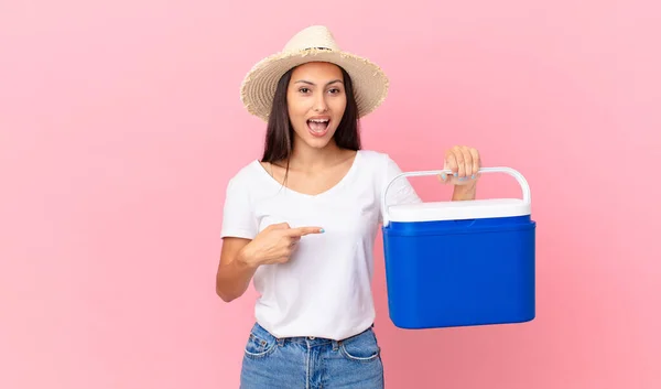 Hübsche Hispanische Frau Die Aufgeregt Und Überrascht Zur Seite Zeigt — Stockfoto