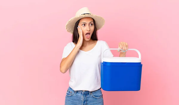 Hübsche Hispanische Frau Die Sich Glücklich Aufgeregt Und Überrascht Fühlt — Stockfoto