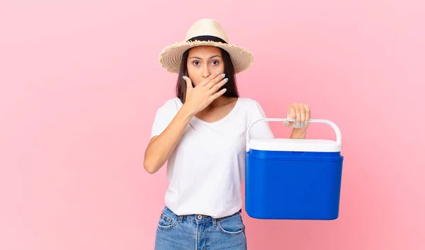 Hübsche Hispanische Frau Bedeckt Mund Mit Händen Mit Einem Schockierten — Stockfoto