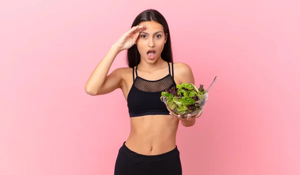 Hispanic Fitness Woman Looking Happy Astonished Surprised Holding Salad — Stok Foto