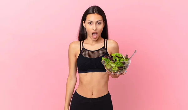 Hispanic Fitness Woman Looking Very Shocked Surprised Holding Salad — Fotografia de Stock