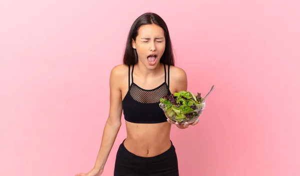 Hispanic Fitness Woman Shouting Aggressively Looking Very Angry Holding Salad — Fotografia de Stock