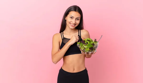 Hispanic Fitness Woman Feeling Happy Facing Challenge Celebrating Holding Salad — Fotografia de Stock