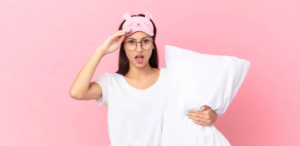 Hispanic Woman Wearing Pajamas Looking Happy Astonished Surprised Holding Pillow — Stock fotografie