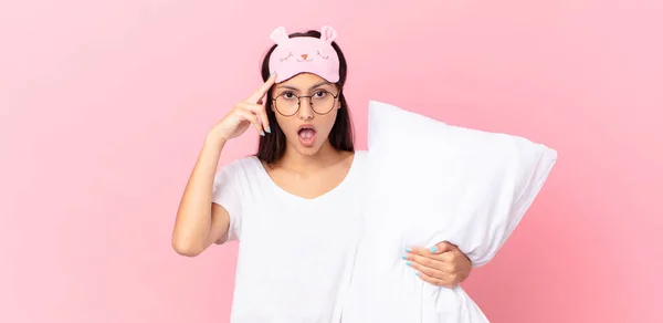 Hispanic Woman Wearing Pajamas Looking Surprised Realizing New Thought Idea — Stok fotoğraf