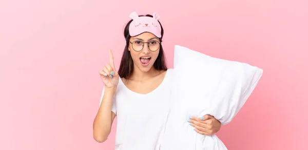 Mujer Hispana Usando Pijamas Sintiéndose Como Genio Feliz Excitado Después — Foto de Stock