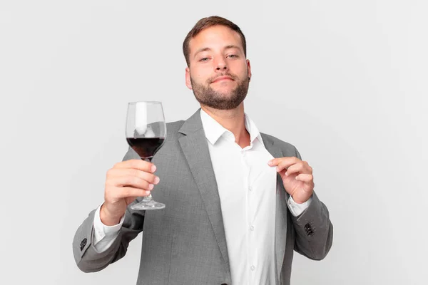 Yakışıklı Adamı Şarap Içiyor — Stok fotoğraf
