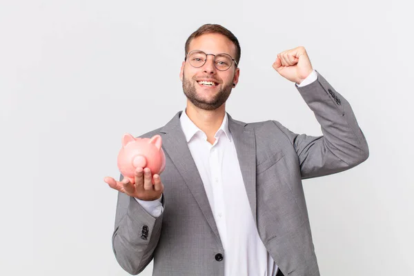 Hombre Negocios Guapo Sosteniendo Una Alcancía Concepto Ahorro —  Fotos de Stock