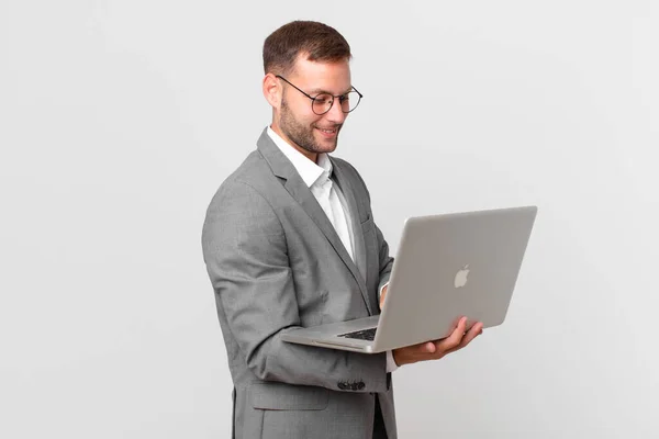 Hombre Negocios Guapo Sosteniendo Una Computadora Portátil — Foto de Stock