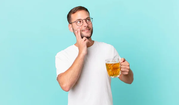 Jovem Bonito Homem Bebendo Uma Caneca Cerveja — Fotografia de Stock