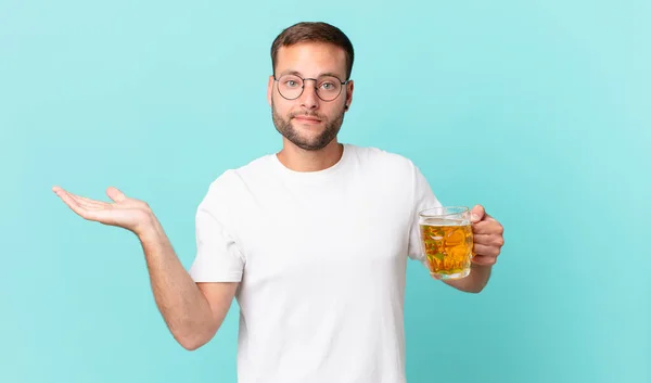 Jeune Bel Homme Buvant Une Pinte Bière — Photo