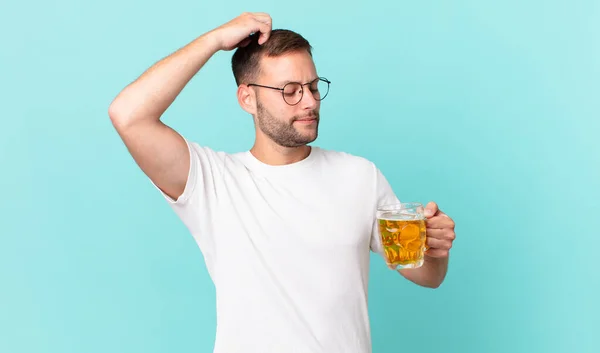 Ung Stilig Man Dricker — Stockfoto