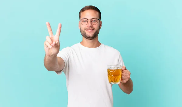 Genç Yakışıklı Bir Adam Yarım Litre Bira Içiyor — Stok fotoğraf