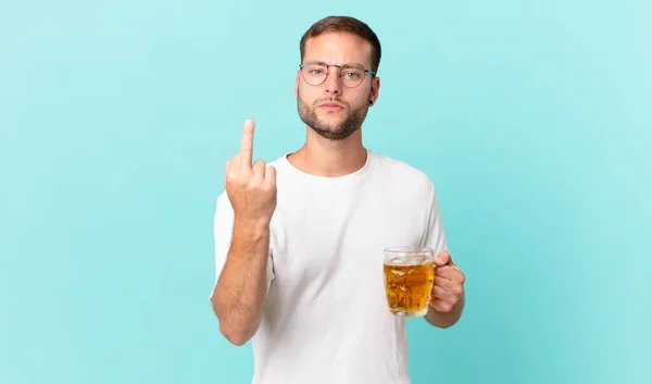 Joven Hombre Guapo Bebiendo Una Pinta Cerveza — Foto de Stock