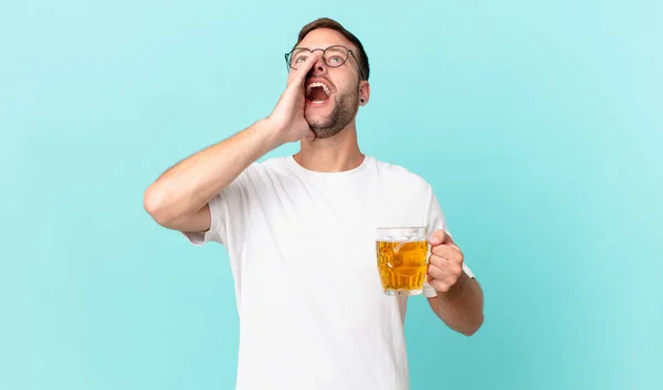 Mladý Pohledný Muž Pije Pintu Piva — Stock fotografie