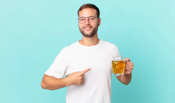 Junger Schöner Mann Trinkt Ein Pint Bier — Stockfoto