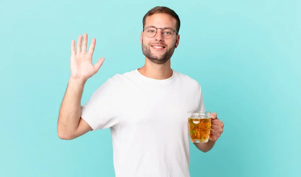 Genç Yakışıklı Bir Adam Yarım Litre Bira Içiyor — Stok fotoğraf