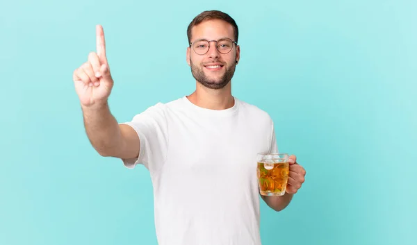 Jovem Bonito Homem Bebendo Uma Caneca Cerveja — Fotografia de Stock