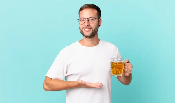 Jeune Bel Homme Buvant Une Pinte Bière — Photo