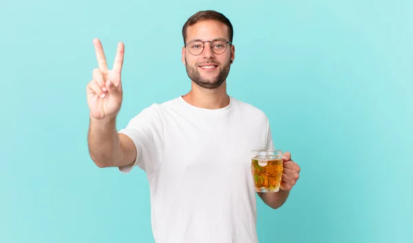 Jeune Bel Homme Buvant Une Pinte Bière — Photo