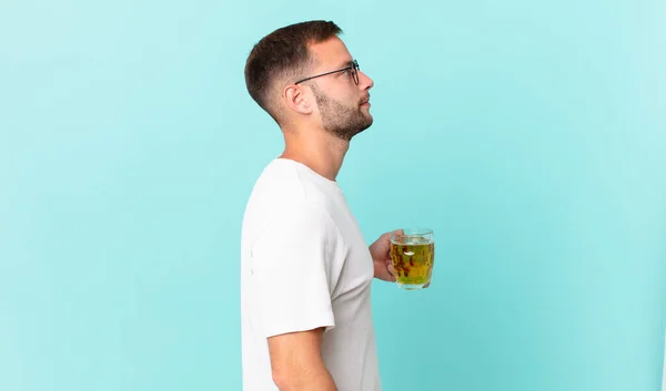 Młody Przystojny Mężczyzna Pijący Pół Litra Piwa — Zdjęcie stockowe