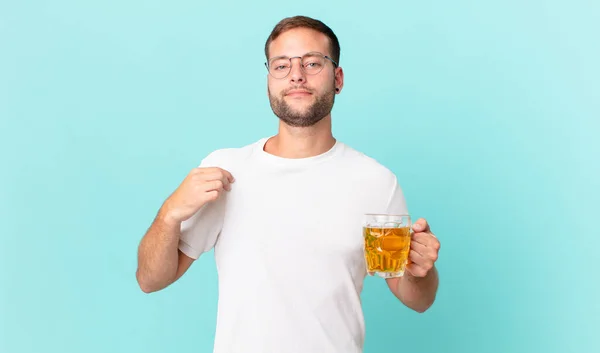 Νεαρός Όμορφος Άντρας Πίνει Μια Μπύρα — Φωτογραφία Αρχείου