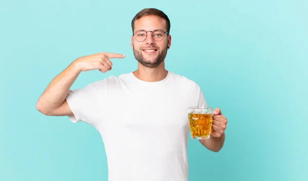 Jeune Bel Homme Buvant Une Pinte Bière — Photo