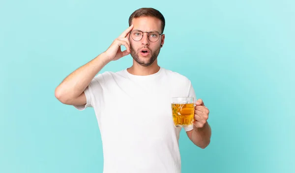 Jovem Bonito Homem Bebendo Uma Caneca Cerveja — Fotografia de Stock