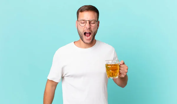 Jovem Bonito Homem Bebendo Uma Caneca Cerveja — Fotografia de Stock
