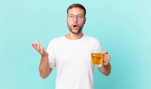 Junger Schöner Mann Trinkt Ein Pint Bier — Stockfoto