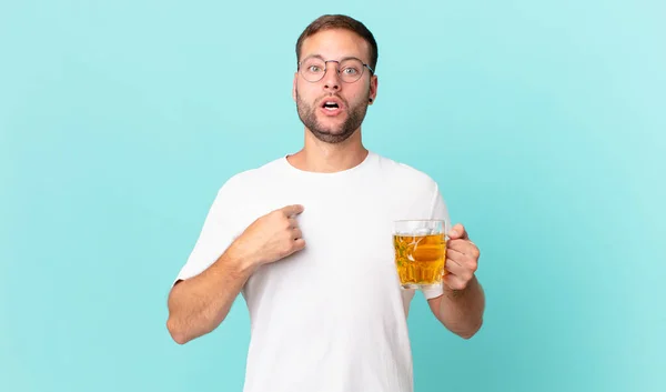 Jovem Bonito Homem Bebendo Uma Caneca Cerveja — Fotografia de Stock