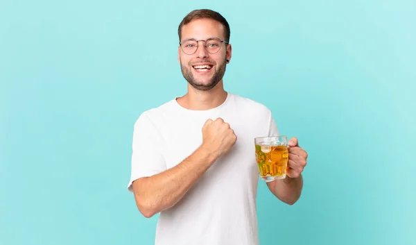 Jovem Bonito Homem Bebendo Uma Caneca Cerveja — Fotografia de Stock