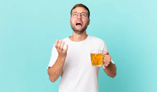 Mladý Pohledný Muž Pije Pintu Piva — Stock fotografie