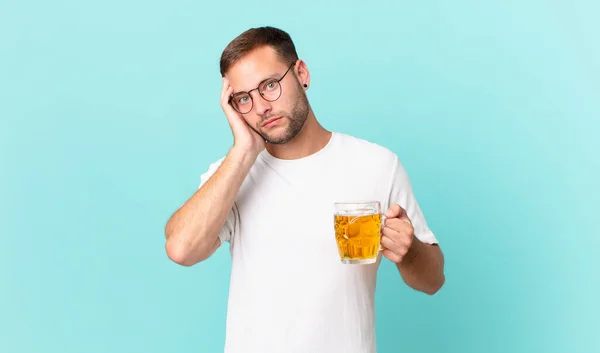 Jeune Bel Homme Buvant Une Pinte Bière — Photo