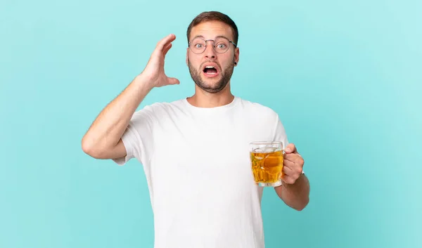 Junger Schöner Mann Trinkt Ein Pint Bier — Stockfoto