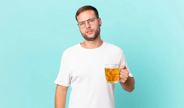 Jovem Bonito Homem Bebendo Uma Caneca Cerveja — Fotografia de Stock