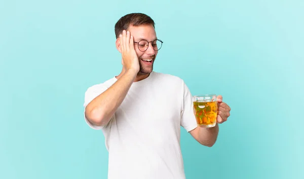 Jovem Bonito Homem Bebendo Uma Caneca Cerveja — Fotografia de Stock