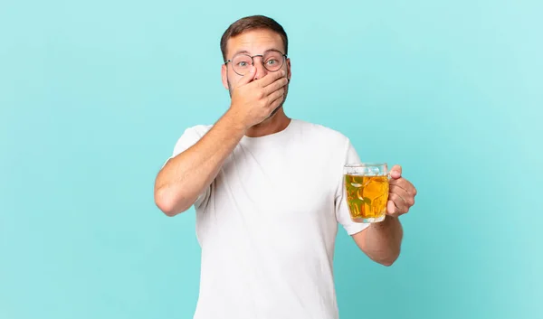 Młody Przystojny Mężczyzna Pijący Pół Litra Piwa — Zdjęcie stockowe