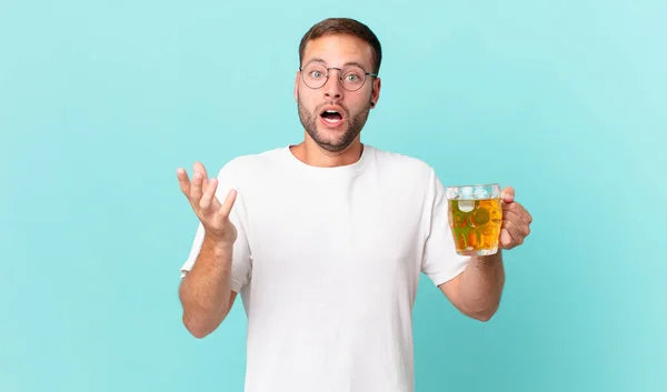 Junger Schöner Mann Trinkt Ein Pint Bier — Stockfoto