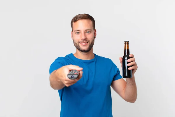 Bel Homme Regardant Télévision Avec Une Bière — Photo