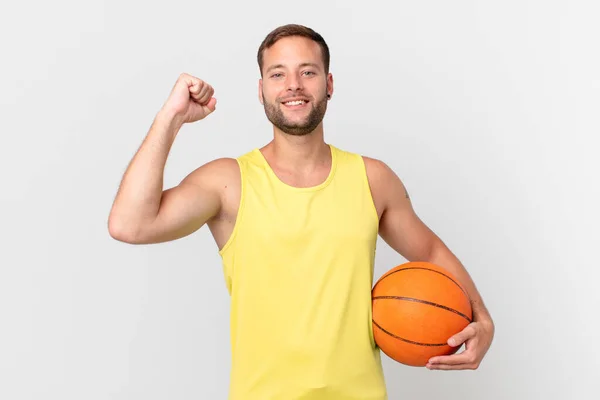Bel Homme Avec Une Balle Basket — Photo