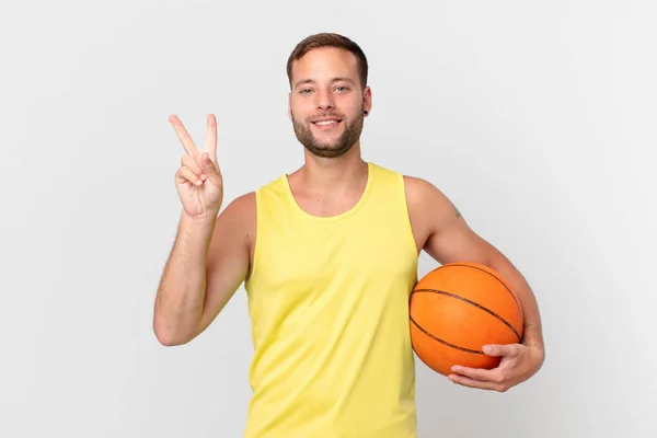 Schöner Mann Mit Einem Basketballball — Stockfoto