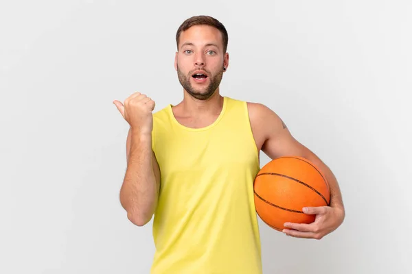 Schöner Mann Mit Einem Basketballball — Stockfoto
