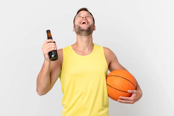 Bel Homme Avec Une Bière Ballon Basket Célébrer Une Victoire — Photo