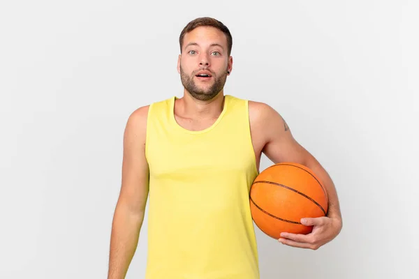 Pria Tampan Dengan Bola Basket — Stok Foto